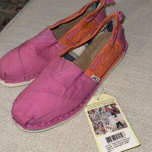 Toms Slip On Shoe style is “WMN BIMINI STITCHOUT” SZ 7 NWT